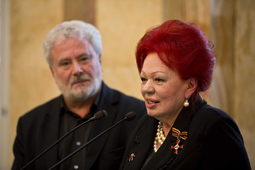 Staatssekretär Klaus-Peter Murawski (l.) und Laura Halding-Hoppenheit (r.)