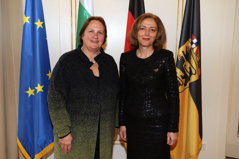 Staatsministerin Theresa Schopper (l.) und die bulgarische Botschafterin Elena Shekerletova (r.) (Bild: Staatsministerium Baden-Württemberg)