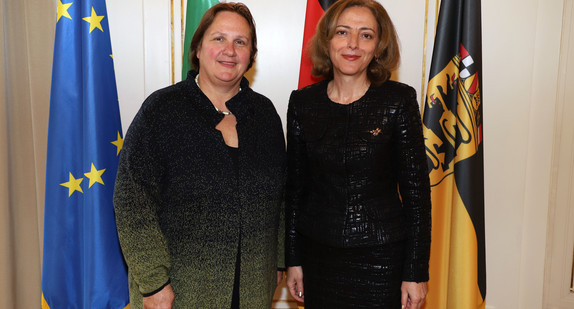 Staatsministerin Theresa Schopper (l.) und die bulgarische Botschafterin Elena Shekerletova (r.) (Bild: Staatsministerium Baden-Württemberg)
