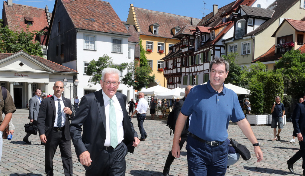 Ministerpräsident Winfried Kretschmann (l.) und Ministerpräsident Dr. Markus Söder (r.) in Meersburg (Bild: Staatsministerium Baden-Württemberg)