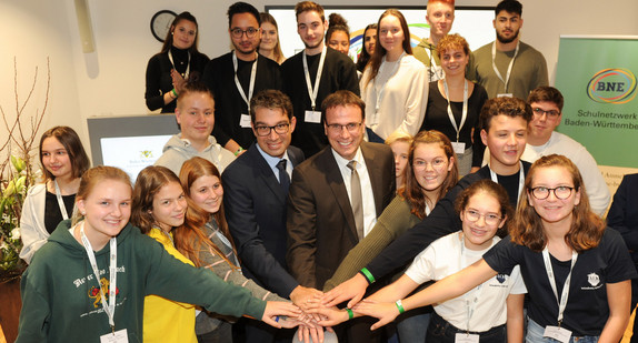 Startschuss für das Schulnetzwerk BNE (Bildung für nachhaltige Entwicklung) (Bild: Robert Thiele / Kultusministerium)