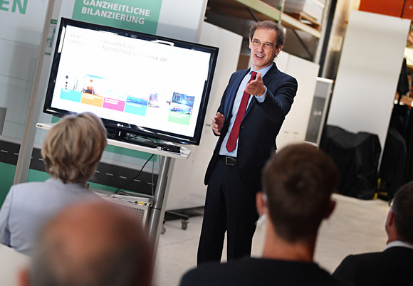 Termin im Fraunhofer-Institut für Bauphysik IBP in Stuttgart, im Rahmen der Sommerreise „Umweltschutz, CO²-neutrale Produktion und Recycling: Baden-Württembergs Wirtschaft auf dem Weg zur nachhaltigen Produktion“