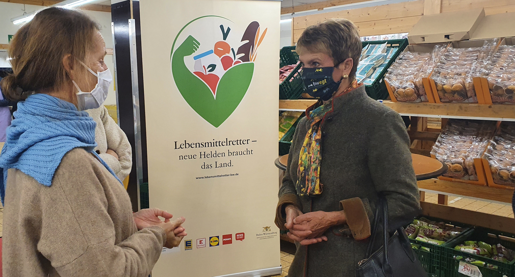 Ingrid Poppe von der Schwäbischen Tafel Stuttgart (l.) mit Staatssekretärin Friedlinde Gurr-Hirsch (r.) (Bild: Ministerium für Ländlichen Raum und Verbraucherschutz)