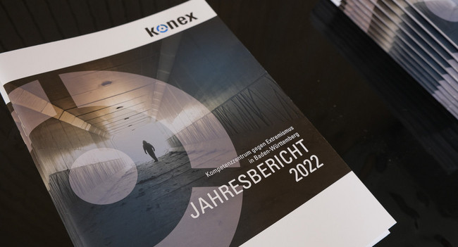 Deckblatt des Jahresberichts 2022 des Kompetenzzentrums gegen Extremismus in Baden-Württemberg (konex) ']