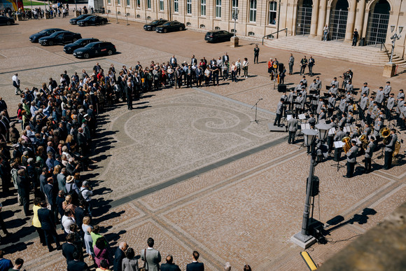 Blick auf den Ehrenhof des Neuen Schlosses anlässlich der Serenade des Heeresmusikkorps Ulm der Bundeswehr 