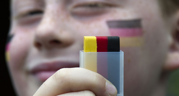 Ein Fan zeigt seine Schminke in den Deutschland-Farben. (Foto: dpa)