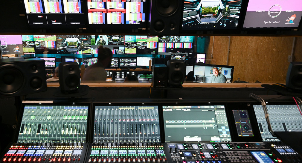 Blick in den Regieraum in einem Fernsehsender.