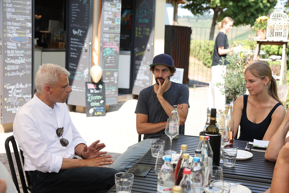 Staatssekretär Rapp besucht das Bistro 1819, das regionale Speisen und Getränke anbietet.