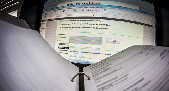 Eine Seite für die Übermittlung der Steuererklärung über das ELSTER-Online-Portal ist auf einem Computermonitor geöffnet. (Foto: © dpa)