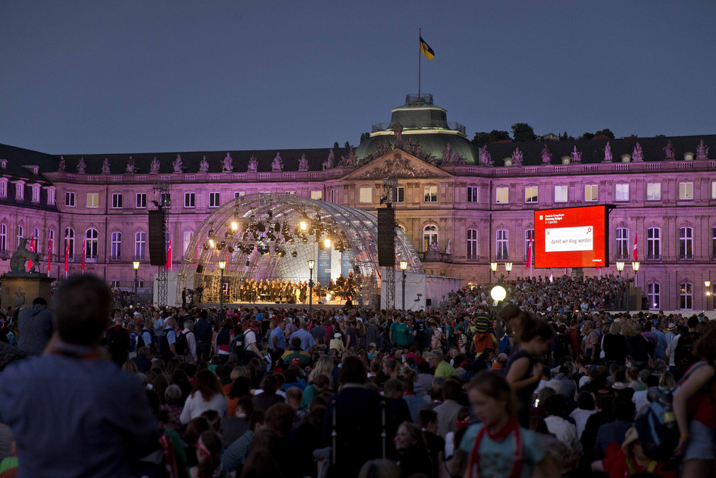 Blick auf den Schlossplatz und die Bühne während des abendlichen Konzerts „Klang des Südens“ 