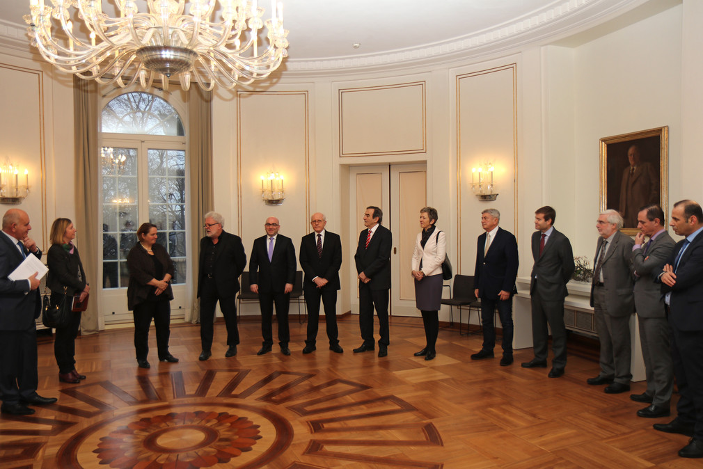 Staatsminister Klaus-Peter Murawski (4.v.l.) begrüßt die in Baden-Württemberg ansässigen Berufskonsuln im Runden Saal der Villa Reitzenstein