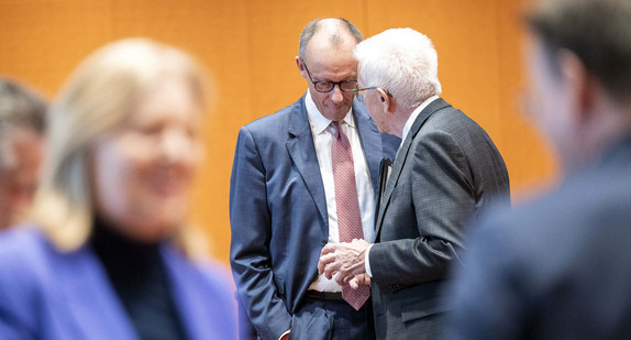 Ministerpräsident Winfried Kretschmann im Gespräch mit Bundeskanzler Friedrich Merz