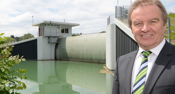 Umweltminister Franz Untersteller steht am 27.06.2013 bei Breisach (Baden-Württemberg) vor dem Möhlinwehr. (Foto: dpa)