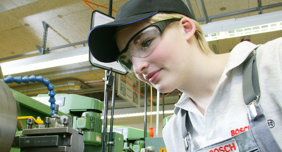 Eine Industriemechanikerin bei der Arbeit (© Bosch)