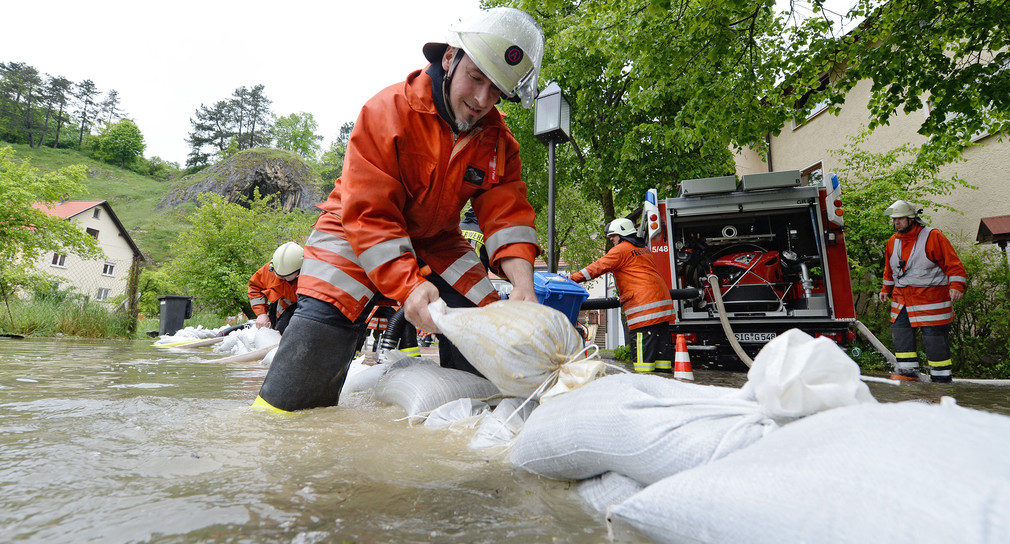 Feuerwehrmann beim Hochwassereinsatz (Foto: dpa)