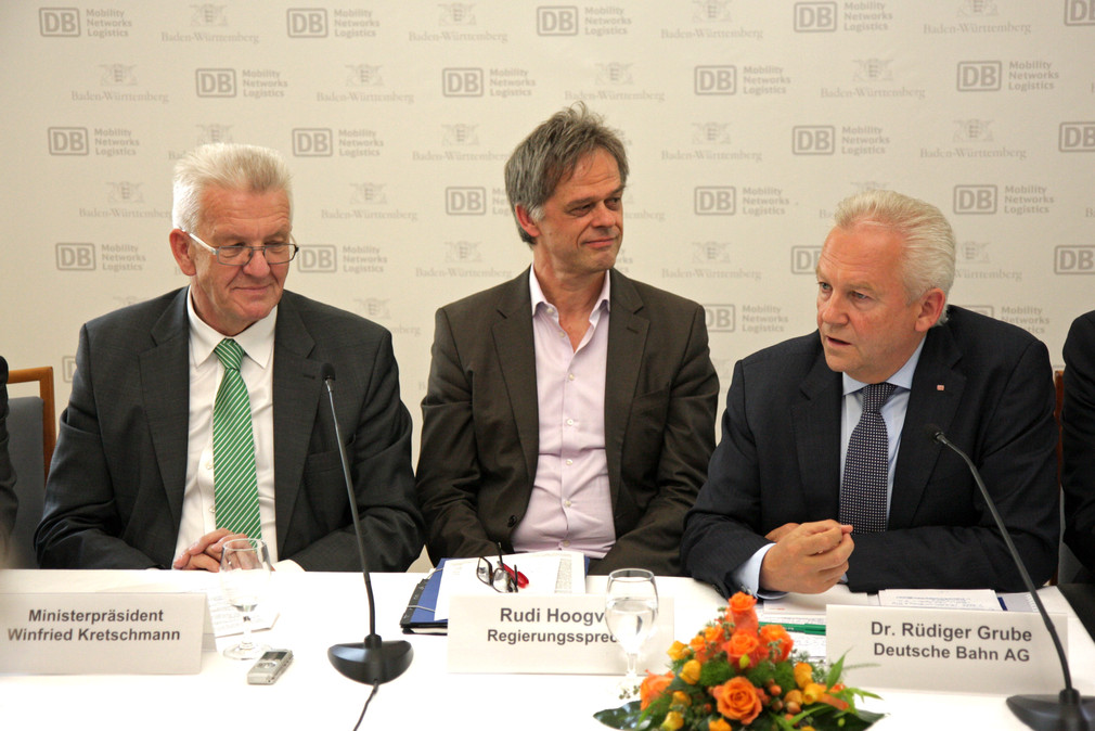 v.l.n.r.: Ministerpräsident Winfried Kretschmann, Regierungssprecher Rudi Hoogvliet und der Vorstandsvorsitzende der Deutschen Bahn AG, Dr. Rüdiger Grube