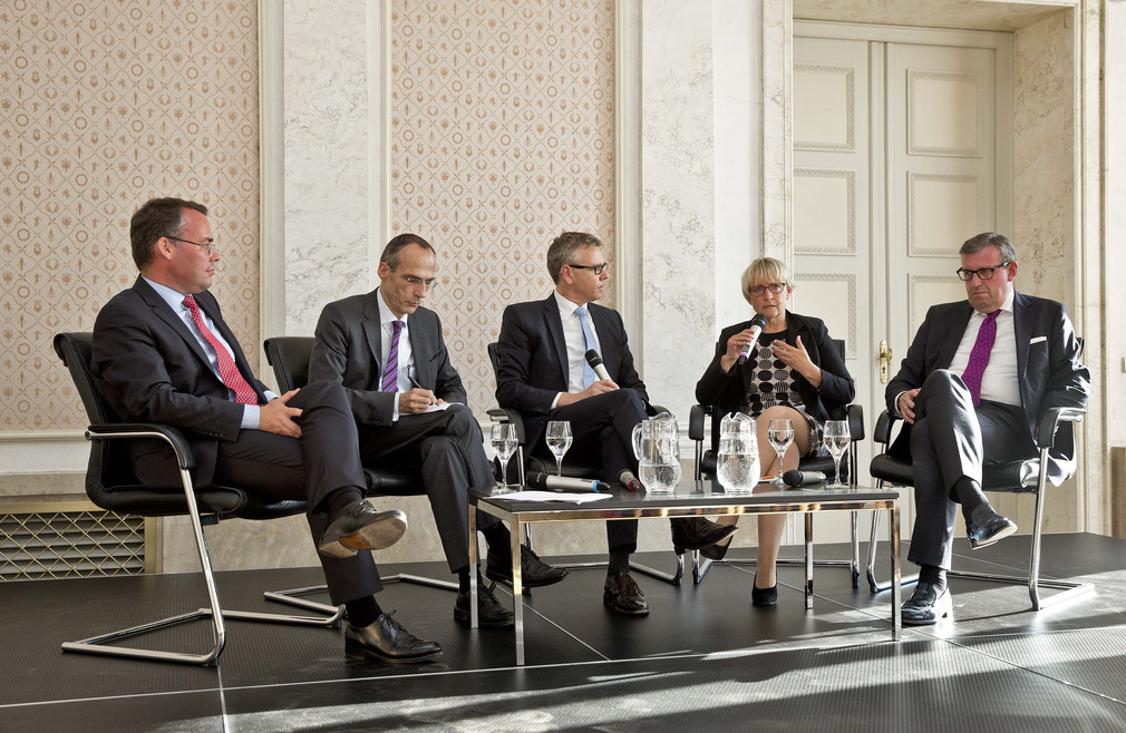 Podiumsdiskussion mit Minister Peter Friedrich (l.), Rupert Schlegelmilch (2.v.l.), Dr. Brigitte Dahlbender (2.v.r.) und Dr. Stefan Wolf (r.)