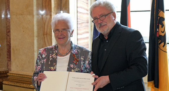 Staatssekretär Klaus-Peter Murawski (r.) und Gerda Nutz (l.)