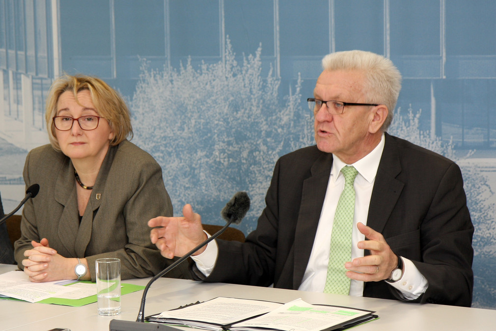 Ministerpräsident Winfried Kretschmann (r.) und Wissenschaftsministerin Theresia Bauer (l.).