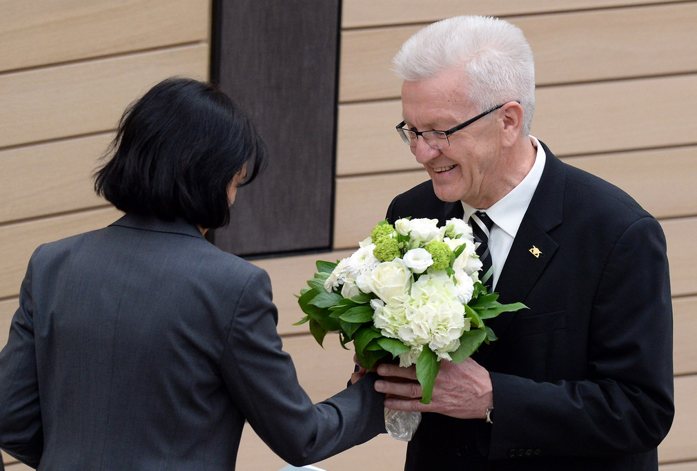 Landtagspräsidentin Muhterem Aras (l.) übergibt Ministerpräsident Winfried Kretschmann (r.) einen Blumenstrauß (Foto: Landtagspressestelle)
