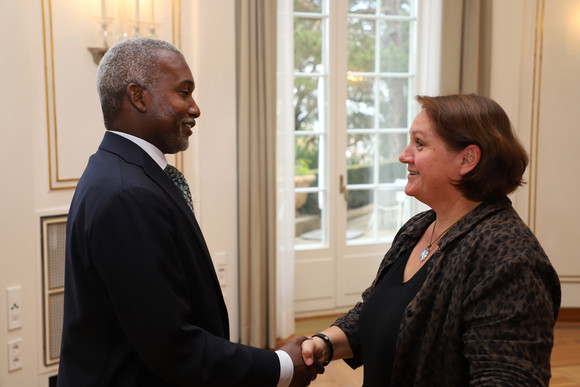 Staatssekretärin Theresa Schopper (r.) und der Botschafter der Bundesrepublik Nigeria, Yusuf Maitama Tuggar (l.) (Bild: Staatsministerium Baden-Württemberg)