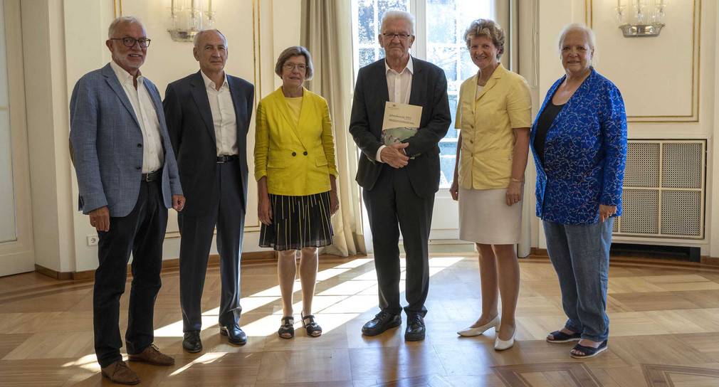 von links nach rechts: Claus Munkwitz, Bernhard Bauer, Gerda Stuchlik, Ministerpräsident Winfried Kretschmann, Dr. Gisela Meister-Scheufelen und Prof. Dr. Gisela Färber