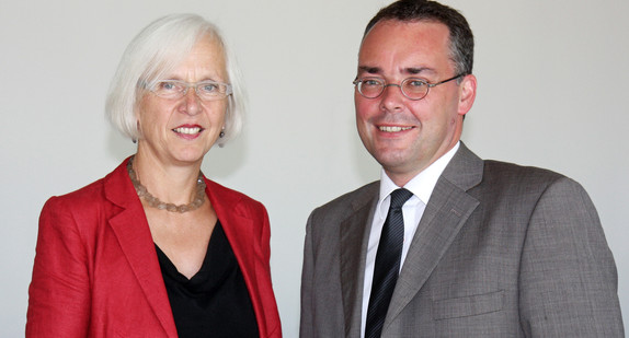 Minister Peter Friedrich (r.) und Oberbürgermeisterin a. D. Gudrun Heute-Bluhm (l.), Geschäftsführendes Vorstandsmitglied des Städtetages Baden-Württemberg