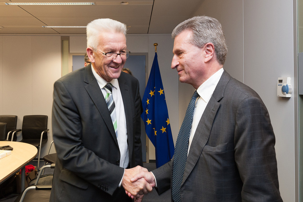 Ministerpräsident Winfried Kretschmann (l.) begrüßt EU-Kommissar Günther Oettinger (r.)