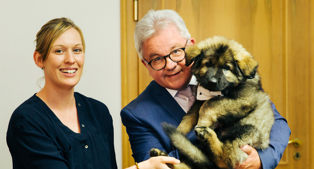 Sabine Kubinski von PräventSozial (l.), Justizminister Guido Wolf (M.) und „Al Capone“ (Bild: Verena Müller)