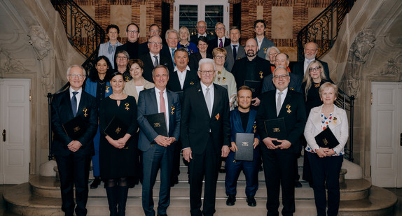 Gruppenbild mit Ministerpräsident Winfried Kretschmann (vorne, Mitte) und den Ordensprätendentinnen und Ordensprätendenten