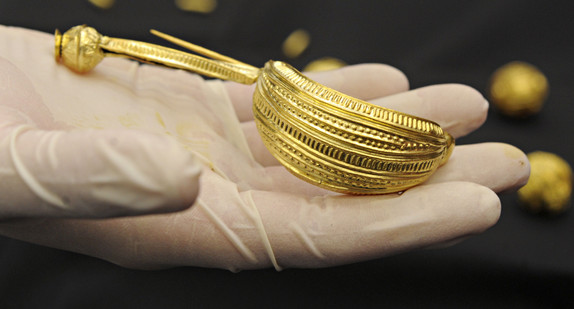 Eine Goldfibel aus dem Keltengrab Heuneburg. Sie lag im Grab einer vor rund 2600 Jahren beigesetzten Fürstin am Fürstensitz Heuneburg nahe dem heutigen Herbertingen (Bild: © dpa).
