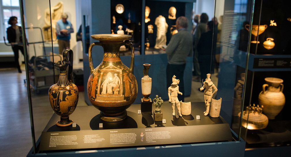 Vasen und andere Kunstgegenstände sind in der Ausstellung „Wahre Schätze. Antike, Kelten, Kunstkammer“ im Landesmuseum Württemberg in Stuttgart zu sehen (Bild: © dpa).