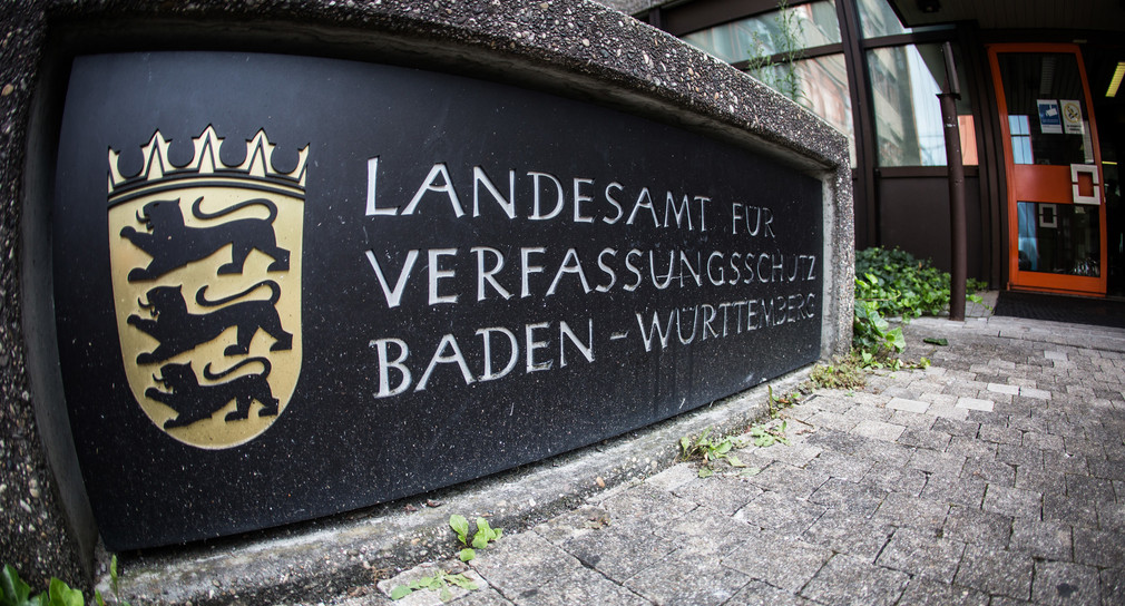 Das Eingangsschild vom Landesamt für Verfassungsschutz Baden-Württemberg (Foto: © Christoph Schmidt/dpa)
