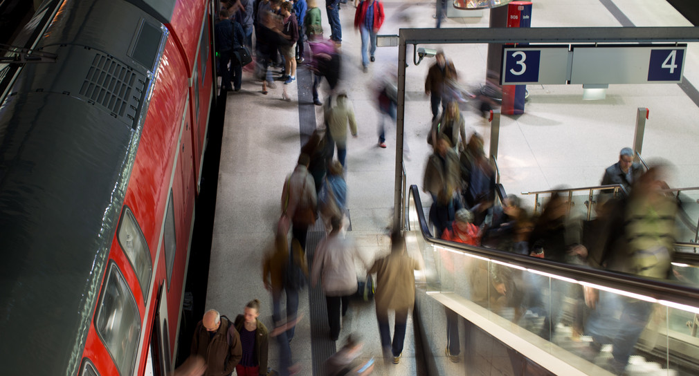 Pendler verlassen eine Regionalbahn. (Bild: Kay Nietfeld / dpa)