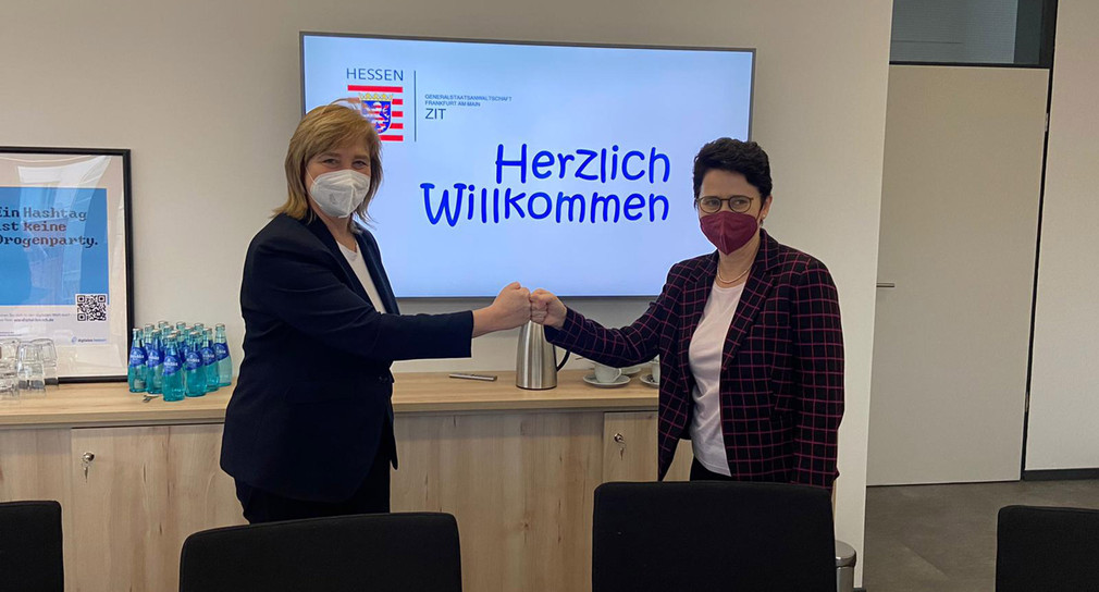 Hessens Justizministerin Eva Kühne-Hörmann (links) begrüßt Baden-Württembergs Justizministerin Marion Gentges (rechts).