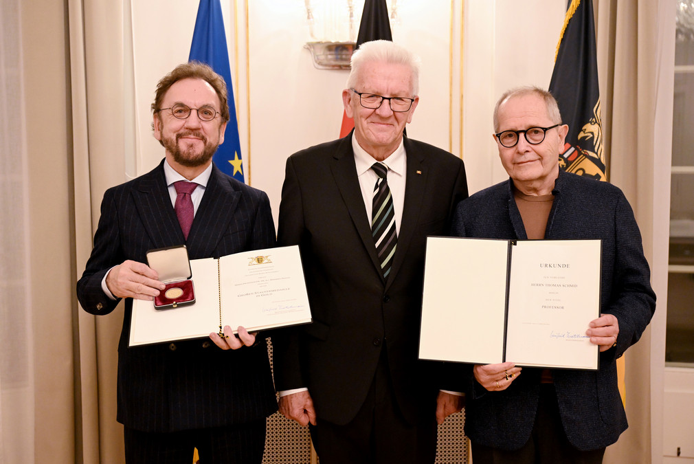Ministerpräsident Winfried Kretschmann (Mitte) mit Prof. Dr. Dr. h.c. Heribert Prantl (links) und Thomas Schmid (rechts)