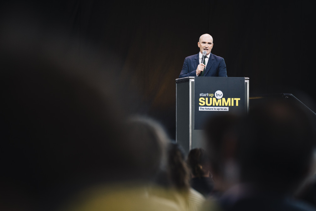 Veranstaltung Start-up BW Summit 2022 Der britische Generalkonsul Simon Kendall am Rednerpult