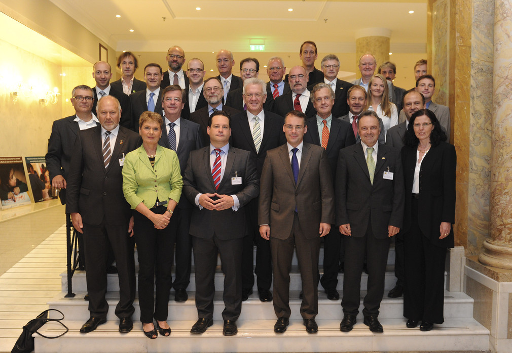 Gruppenbild der Delegation mit Ministerpräsident Winfried Kretschmann am 6. Oktober 2011 in Bukarest (Foto: Daniel Maurer)