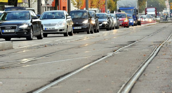 Ein Stau bildet sich am Donnerstagmorgen (20.10.2011) neben unbefahrenen Straßenbahngleisen in Freiburg. (Foto: dpa)