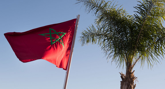 Eine marokkanische Flagge weht auf dem Flughafen in Marrakesch im Wind.