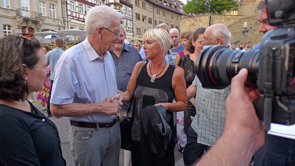Ministerpräsident Winfried Kretschmann (2.v.l.) in Schwäbisch Hall im Gespräch mit Bürgern