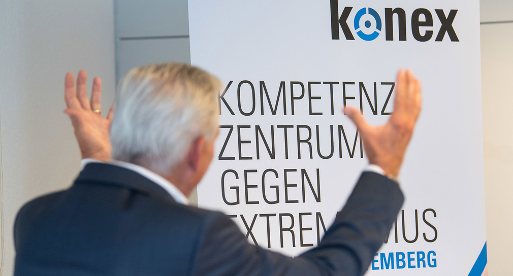 Innenminister Thomas Strobl spricht während der Eröffnung des Extremismus-Kompetenzzentrums «konex» vor einem Banner. (Foto: © dpa)