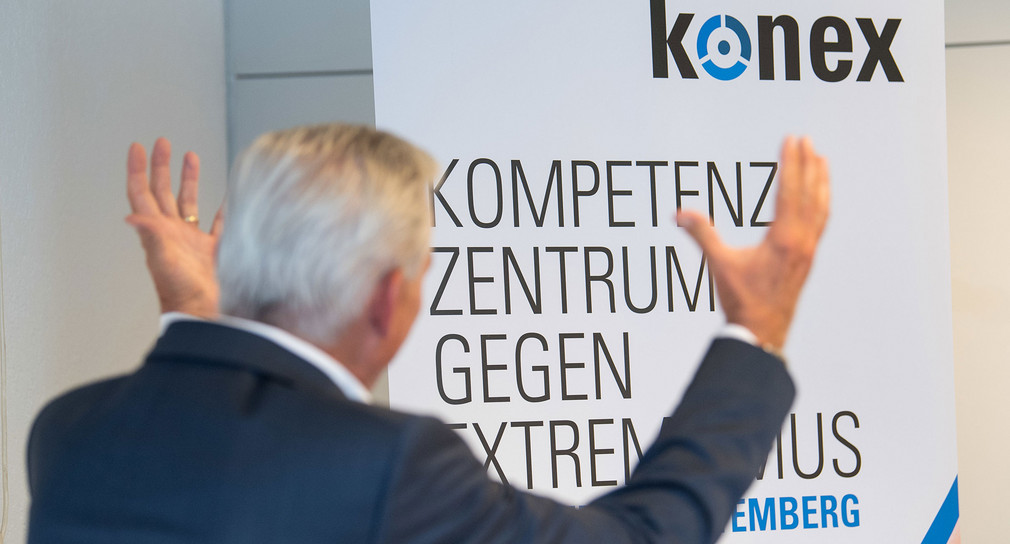 Innenminister Thomas Strobl spricht während der Eröffnung des Extremismus-Kompetenzzentrums «konex» vor einem Banner. (Foto: © dpa)