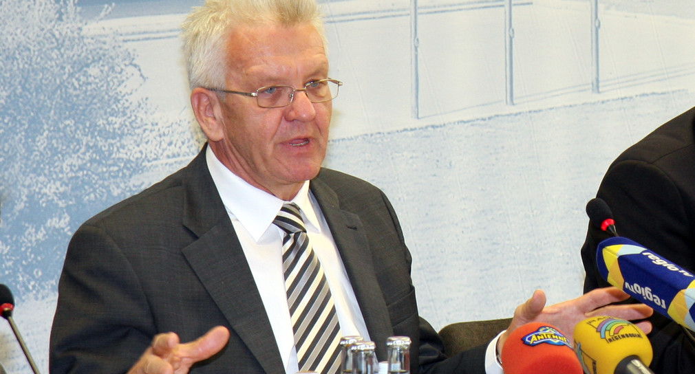 Ministerpräsident Winfried Kretschmann bei der Regierungspressekonferenz am 8. November 2011 im Landtag in Stuttgart