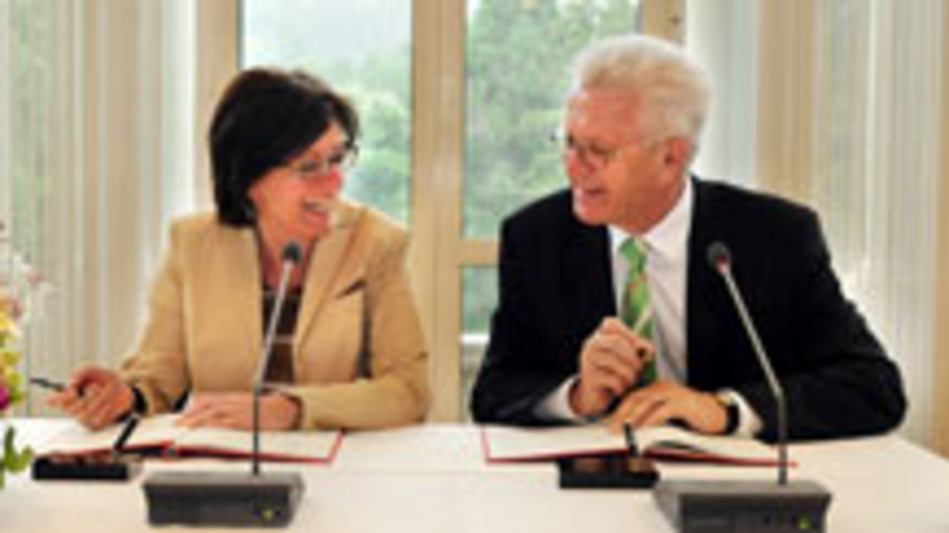Ministerpräsident Winfried Kretschmann und die rheinland-pfälzische Ministerpräsidentin Malu Dreyer bei der Unterzeichnung des novellierten SWR-Staatsvertrags in Baden Baden am 3. Juli 2013.