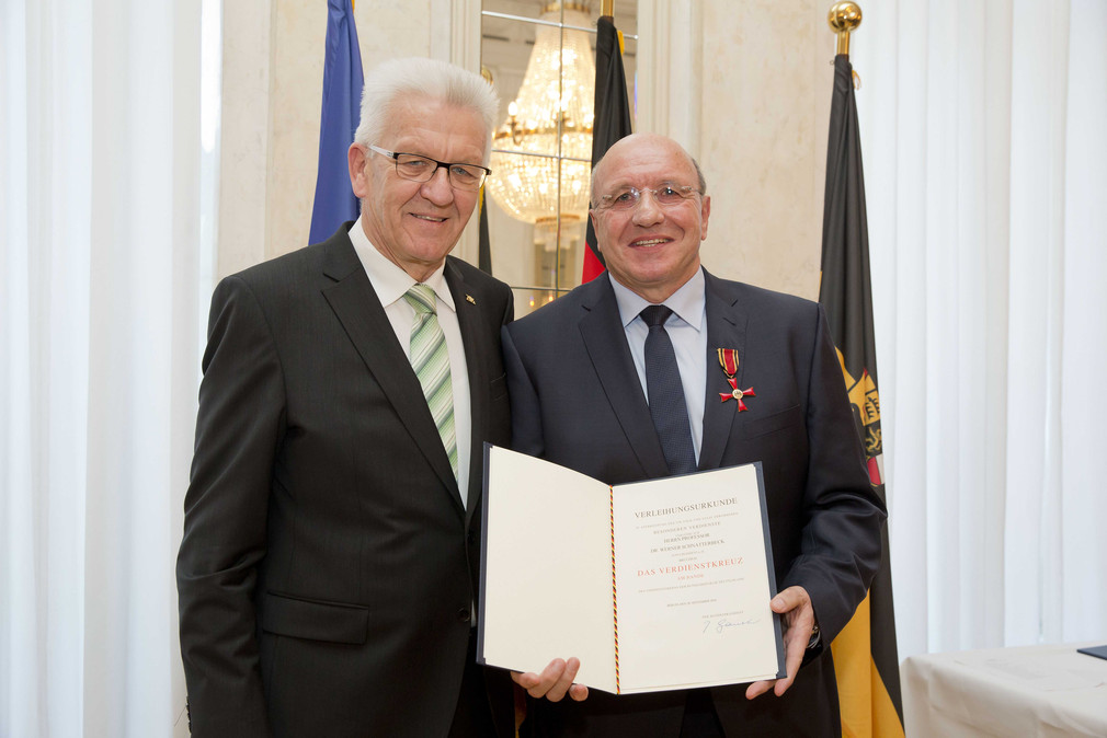 Ministerpräsident Winfried Kretschmann (l.) und Prof. Dr. Werner Schnatterbeck (r.)