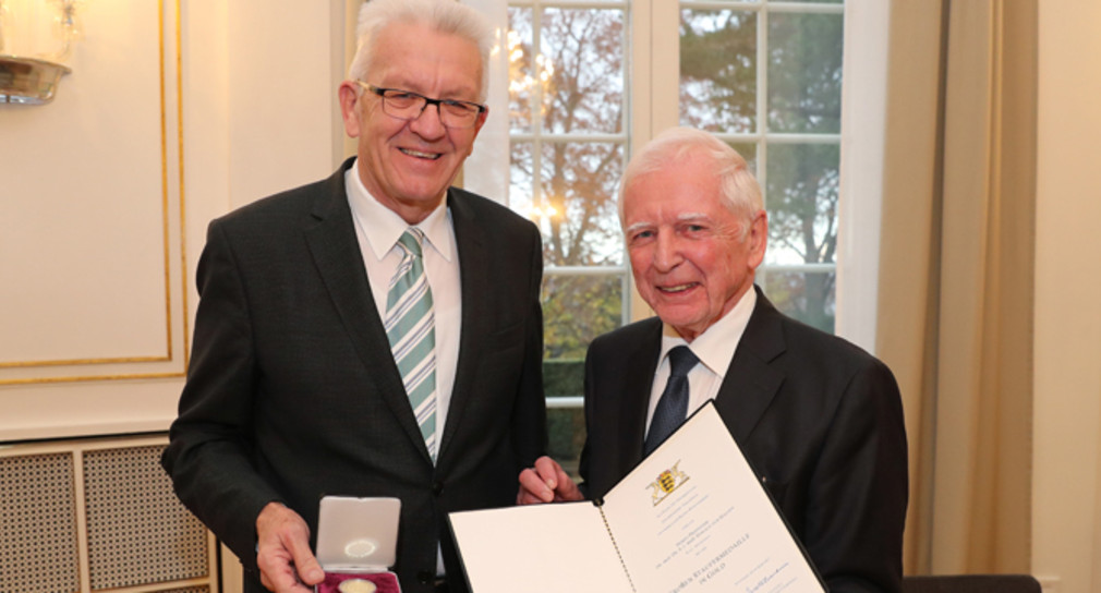 Ministerpräsident Winfried Kretschmann (l.) und Professor Harald zur Hausen (r.)