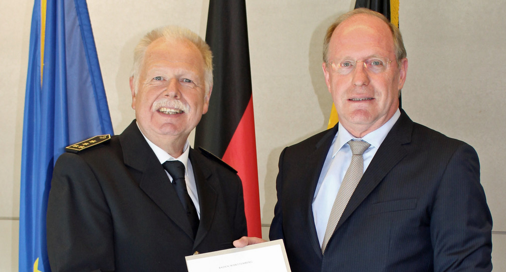 Staatssekretär Wilfried Klenk (r.) und Landesbranddirektor Volker Velten (l.) bei der Übergabe der Ernennungsurkunde (Bild: Innenministerium Baden-Württemberg)