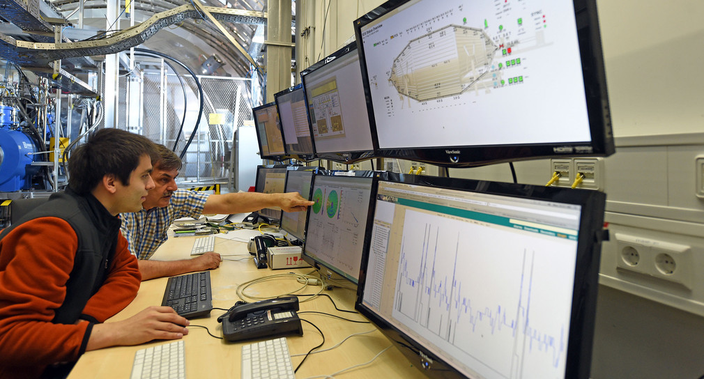 Am Karlsruher Institut für Technologie (KIT) ist ein Leitstand des Karlsruhe Tritium Neutrino Experiments (Katrin) zu sehen.