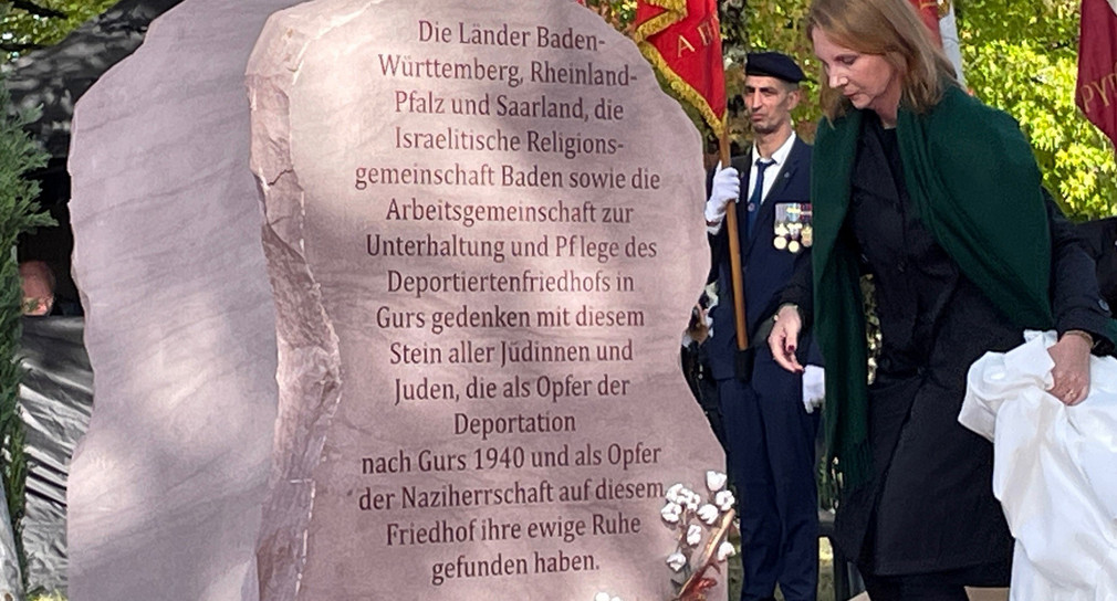 Kultusstaatssekretärin Sandra Boser auf dem Friedhof der Stadt Pau bei der Enthüllung des Denkmals zur Erinnerung an die dort bestatteten südwestdeutschen Jüdinnen und Juden
